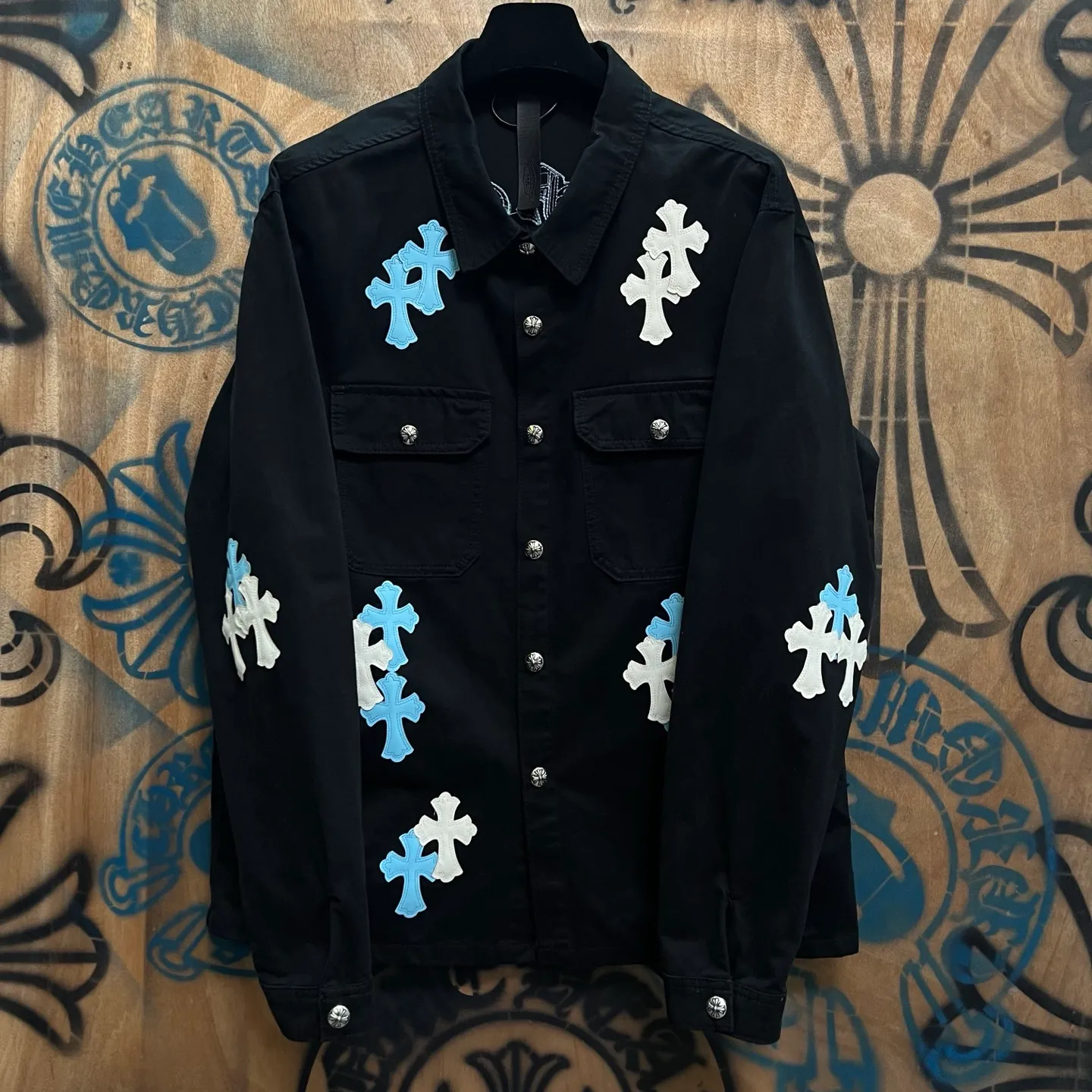 P610 Wang Zha has a new one! Heavy 15.5oz! Kill all market versions instantly! The price has bottomed out. Chrome Hearts Haute Couture Chrome Hearts patchwork leather denim jacket. The choice of high-grade twill denim custom-made fabrics is very important. It distinguishes the low version and wrong version of all pure black denim fabrics on the market. The cross patchwork leather is all imitation lambskin. All dyeing is completely restored without color difference. The inner leather label is first-layer calfskin. All hardware is 925 silver plated. It distinguishes all versions on the market. There is no better casual comparison in the market. Same style for men and women S-XL